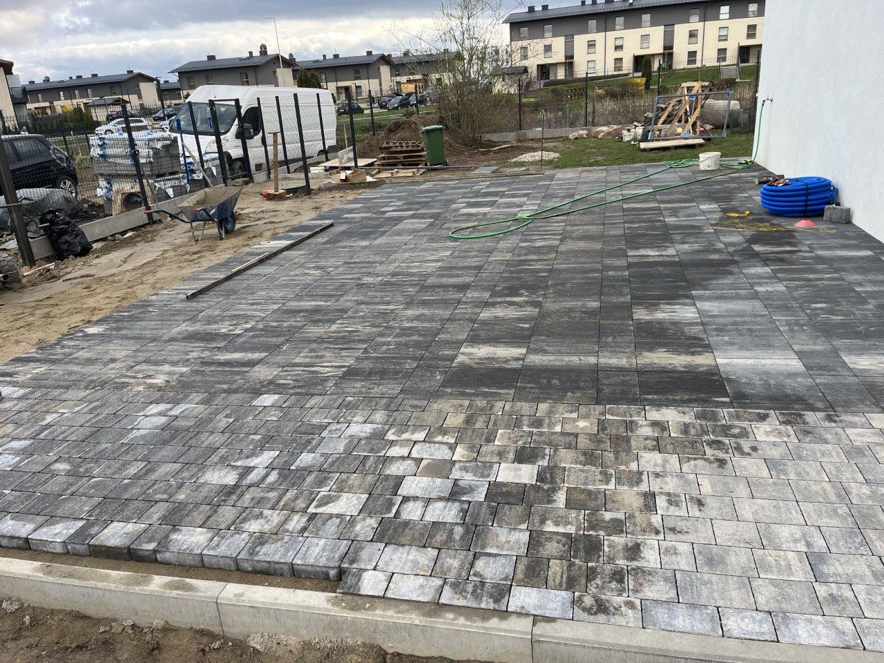 Robienie studni deszczowej, kostki brukowej, ogrodzenie panelowe, brama ROMBUD